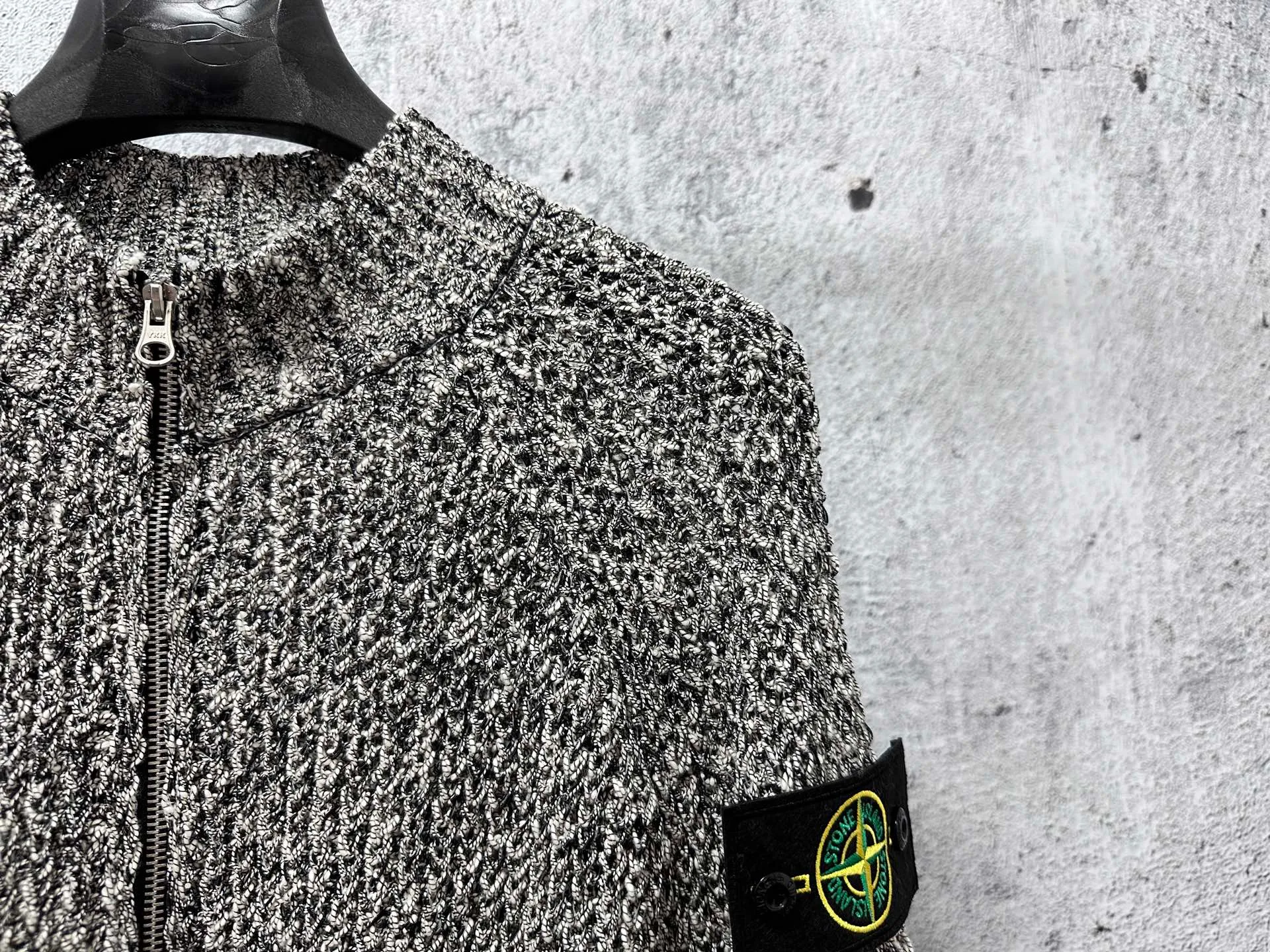 P490 【Stone Island】Stone Island coral sweater jacket Customized dyeing of original yarn has become popular in Xiaohongshu very early. Many Internet celebrity shops are doing it. The products they make can only be said to be unsightly. They are all made of ready-made yarn. This original version is made of 7 yarns of different colors and thicknesses that must be arranged to achieve the original effect. The customization cycle is very For a long time, the molded original version has the same ykk No. 5 special craftsmanship zipper, using an old-fashioned 9-needle thick-thread wool loom (due to low efficiency and high waste, factories pursuing efficiency have abandoned it, and only some big brands still use it). The strongest armband on the entire network, all detailed identification points restore the original inspection level! All Stone Island armbands must have three yellow lines, anything without them is fake! The models before 2021 had four yellow lines, and after 21fw, they all had three. We restored them perfectly. Size:S-M-L